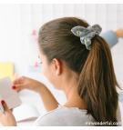 Scrunchie con orejitas estampado Stars