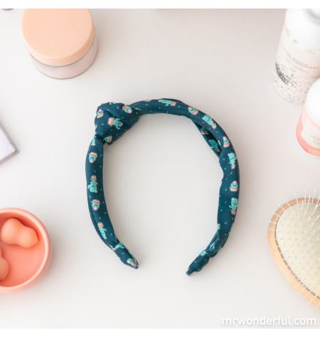 Headband with knot and heart pattern  
