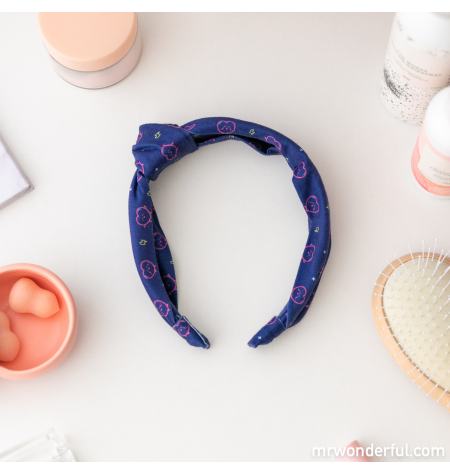Headband with knot and heart pattern