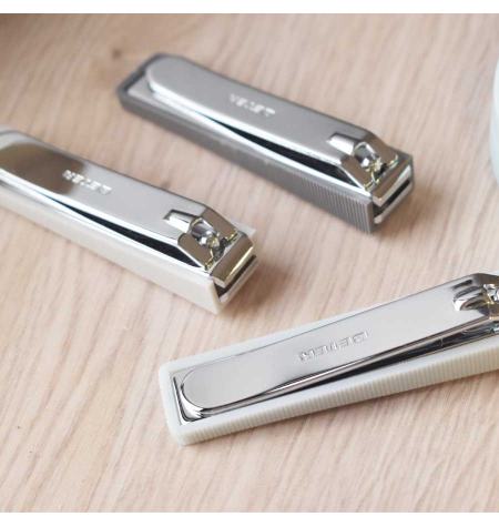 Pedicure nail clippers with nail catcher