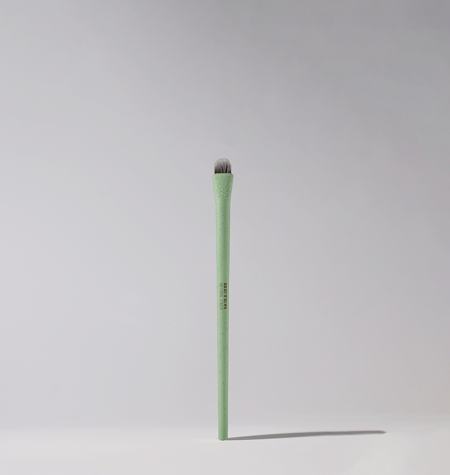 NATURAL FIBER PRECISION EYE SHADOW BRUSH 